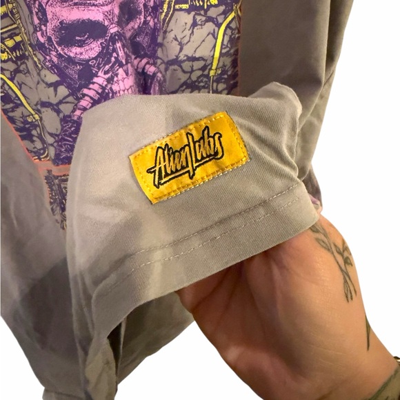 Aliens Labs Gray & Purple Graphic T-Shirt | Size XL - Picture 6 of 6